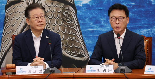 박광온(오른쪽) 더불어민주당 원내대표가 국회 당 사무실에서 열린 최고위원회 회의에서 발언하고 있다. [연합뉴스]